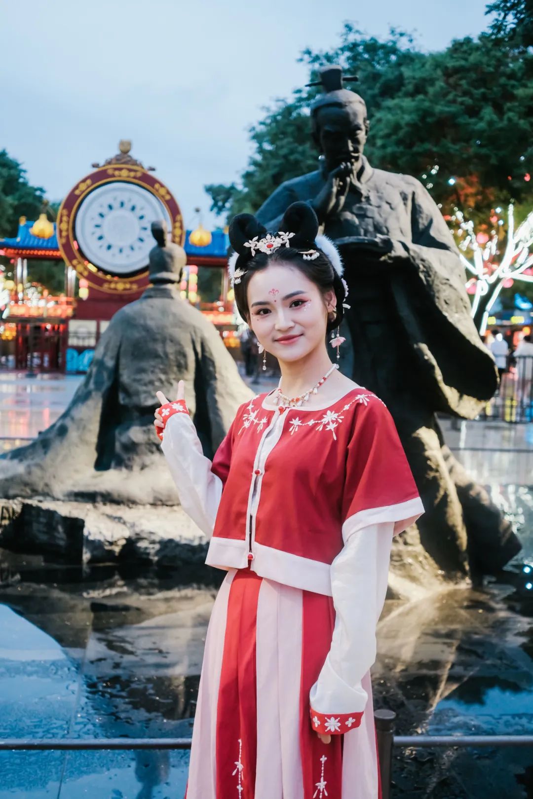 身着汉服夜游曲江，一秒穿越盛唐