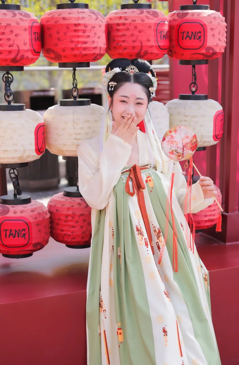 身着汉服夜游曲江,一秒穿越盛唐 身着汉服夜游曲江,一秒穿越盛唐