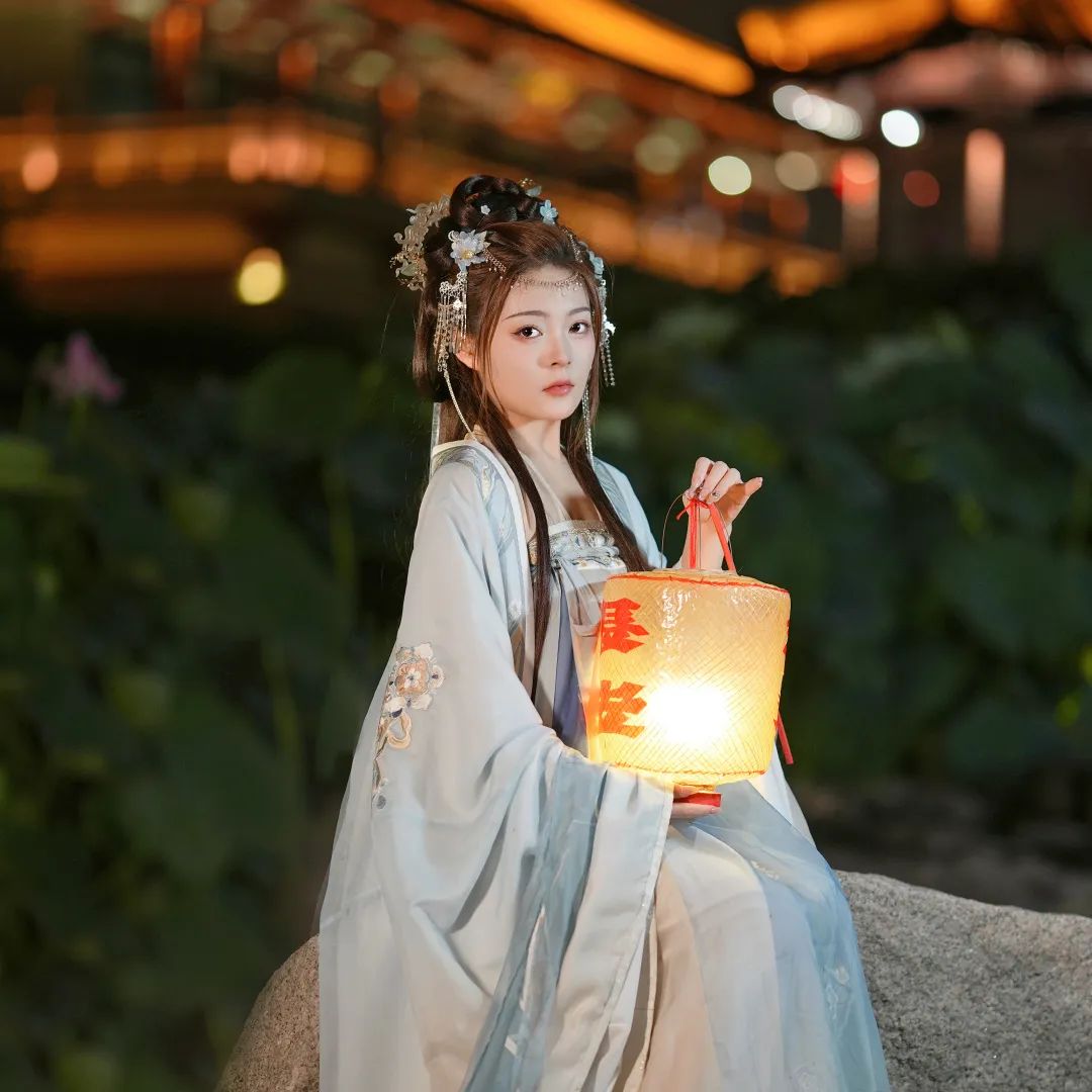 身着汉服夜游曲江，一秒穿越盛唐