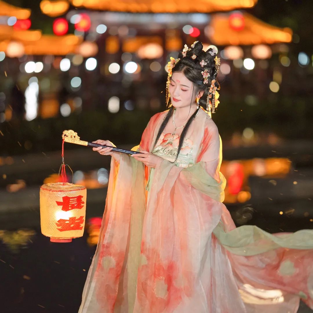 身着汉服夜游曲江,一秒穿越盛唐 身着汉服夜游曲江,一秒穿越盛唐