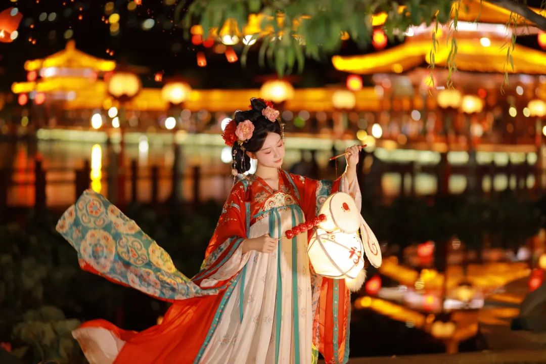 身着汉服夜游曲江,一秒穿越盛唐 身着汉服夜游曲江,一秒穿越盛唐