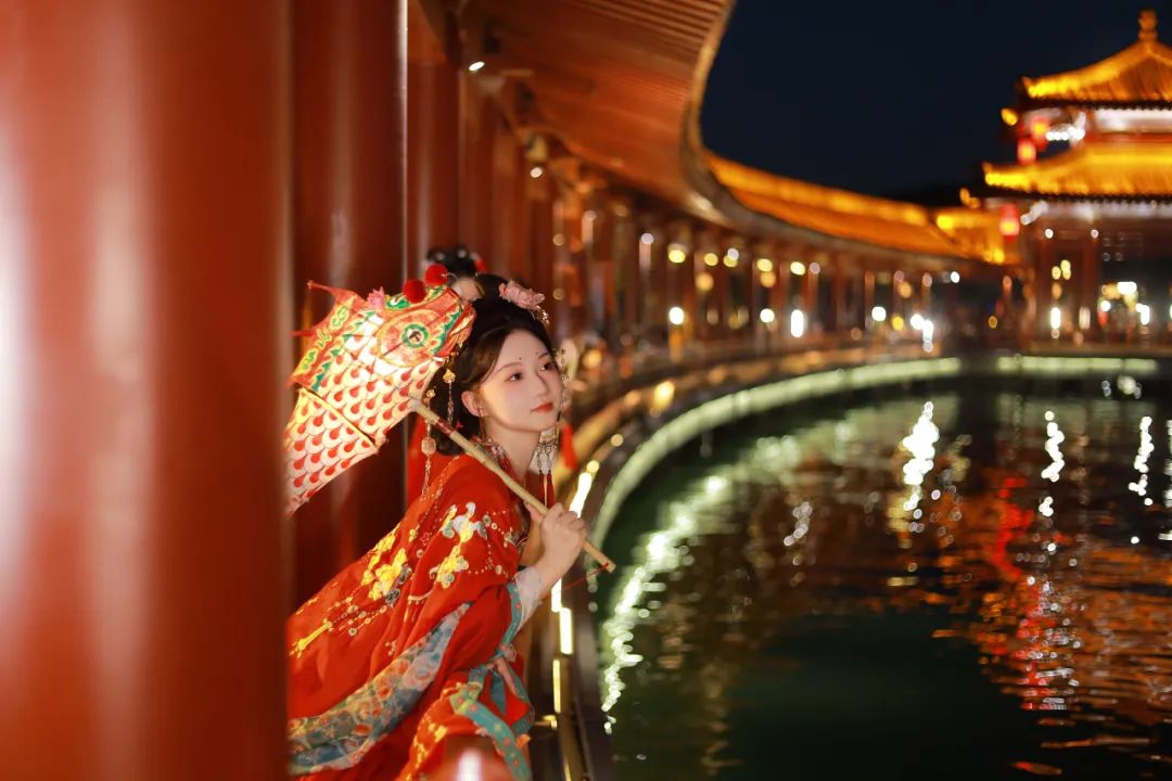 身着汉服夜游曲江,一秒穿越盛唐 身着汉服夜游曲江,一秒穿越盛唐