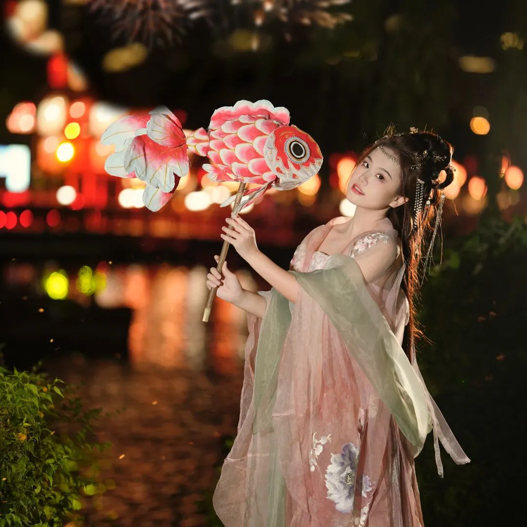 身着汉服夜游曲江,一秒穿越盛唐 身着汉服夜游曲江,一秒穿越盛唐