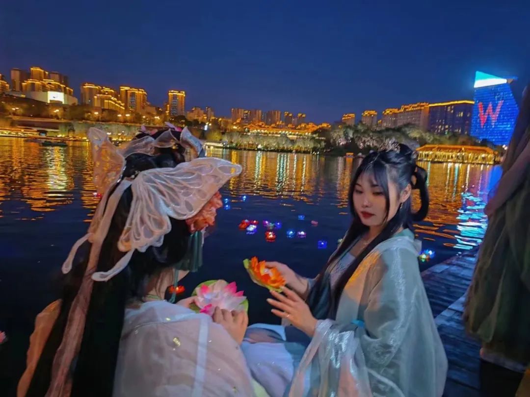 身着汉服夜游曲江,一秒穿越盛唐 身着汉服夜游曲江,一秒穿越盛唐