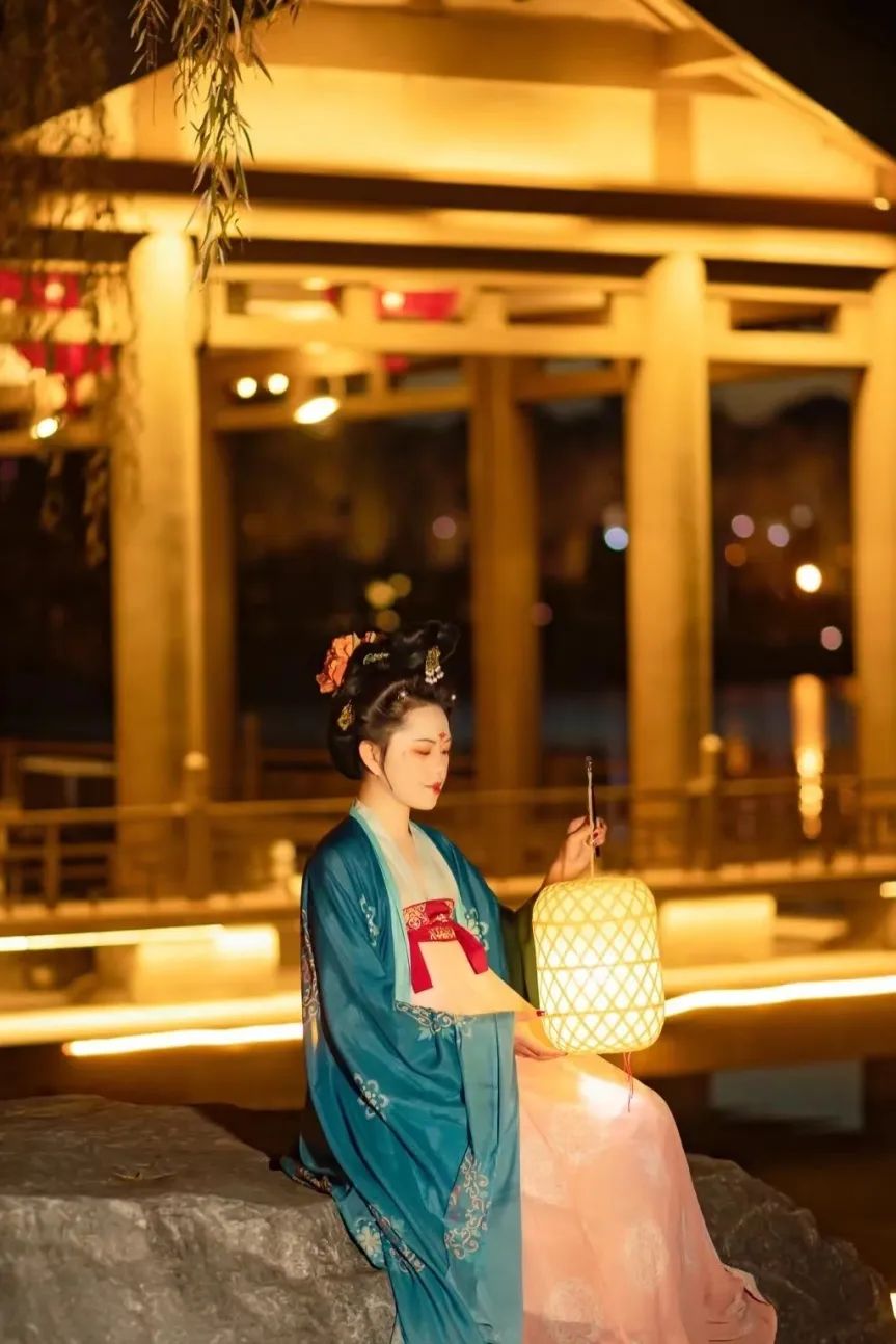 身着汉服夜游曲江,一秒穿越盛唐 身着汉服夜游曲江,一秒穿越盛唐