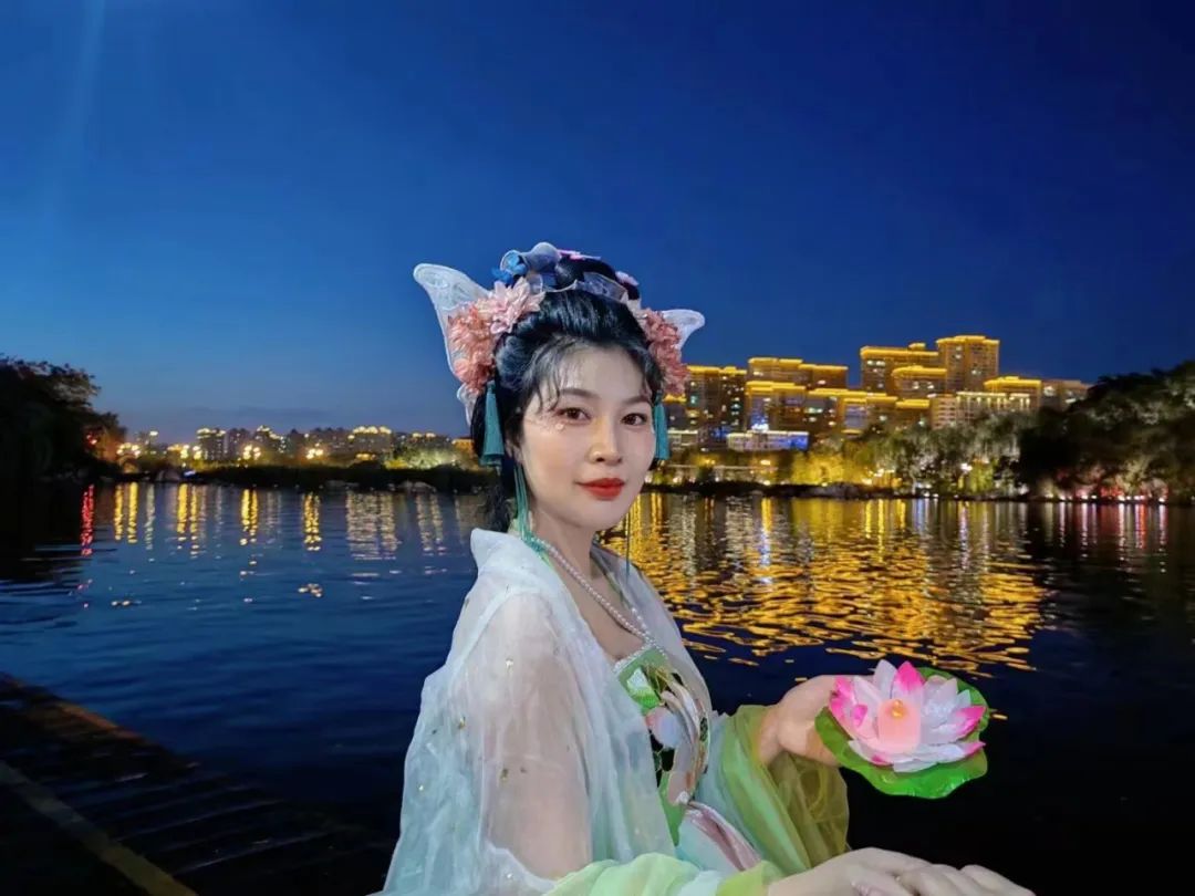 身着汉服夜游曲江，一秒穿越盛唐
