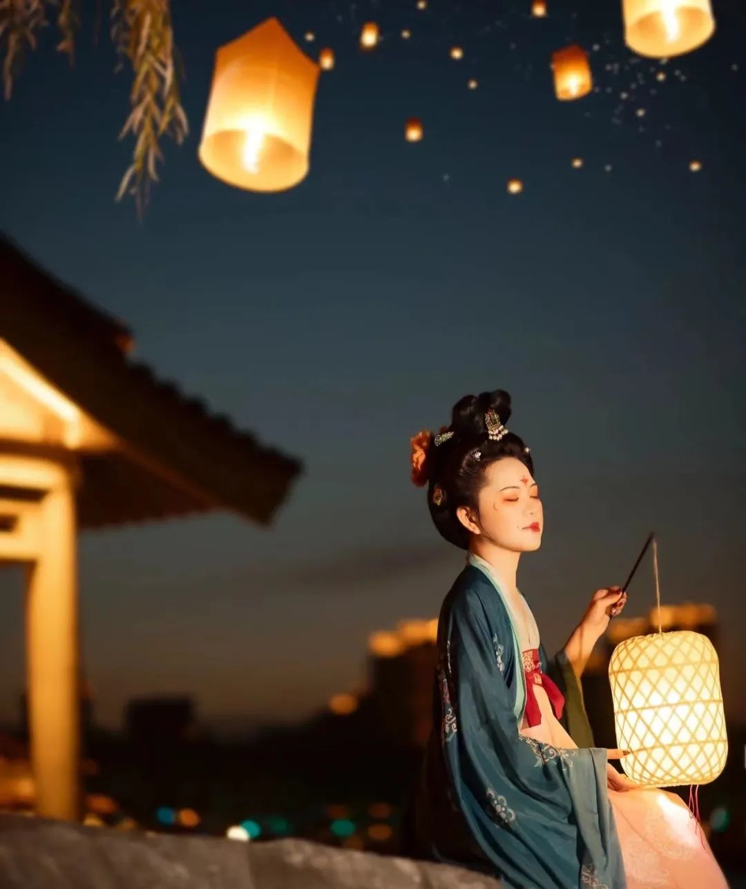身着汉服夜游曲江,一秒穿越盛唐 身着汉服夜游曲江,一秒穿越盛唐