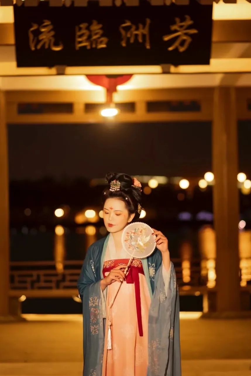 身着汉服夜游曲江,一秒穿越盛唐 身着汉服夜游曲江,一秒穿越盛唐