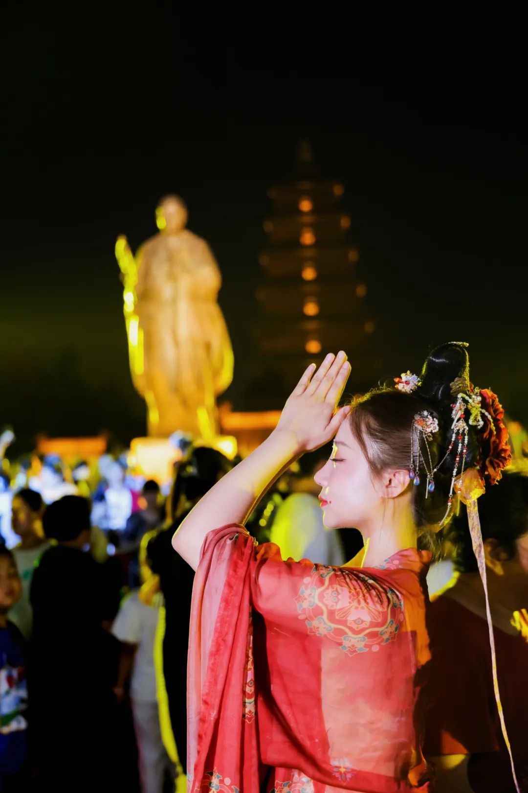 身着汉服夜游曲江,一秒穿越盛唐 身着汉服夜游曲江,一秒穿越盛唐