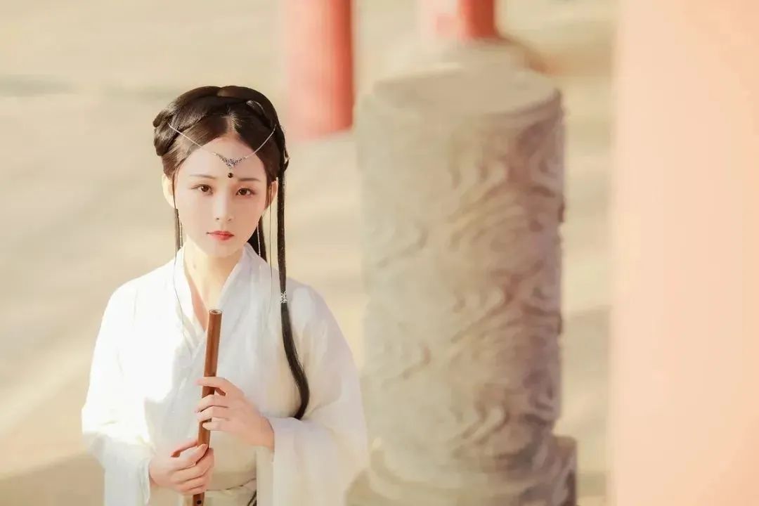 汉服颂 | 依米箬：西江月影随风碎，桂殿秋蝉伴我眠