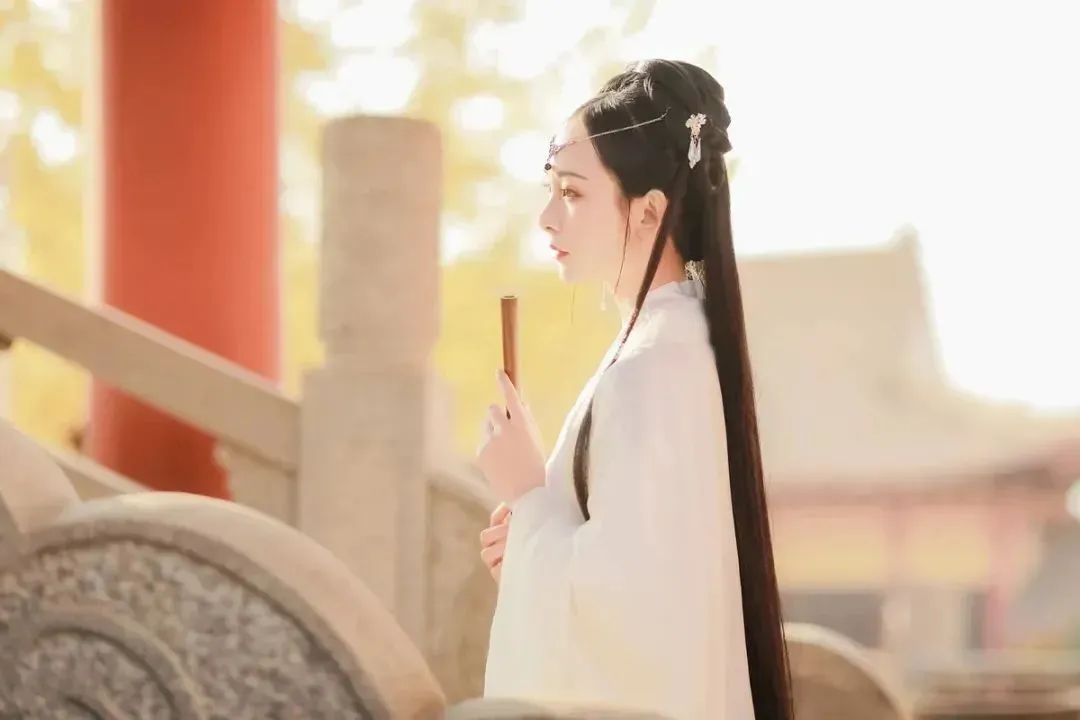 汉服颂 | 依米箬：西江月影随风碎，桂殿秋蝉伴我眠