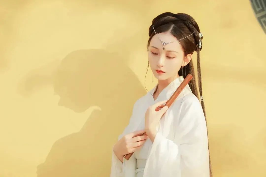 汉服颂 | 依米箬：西江月影随风碎，桂殿秋蝉伴我眠