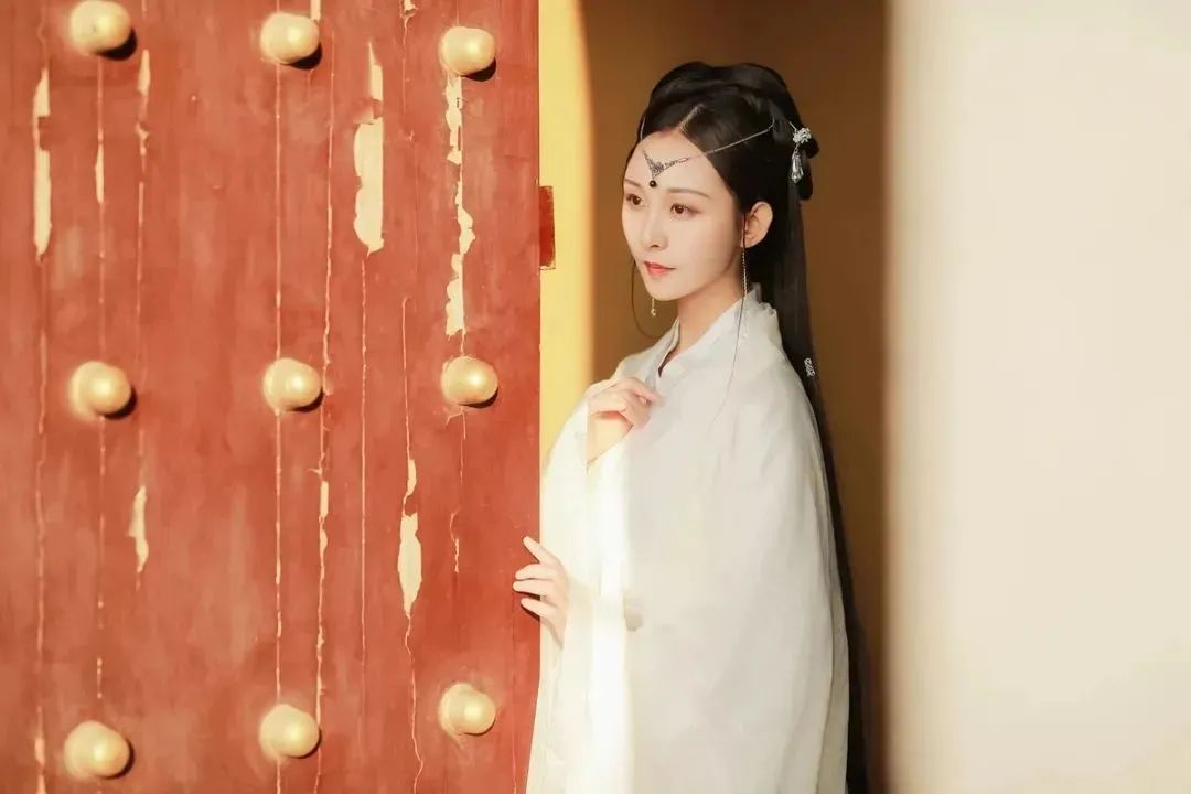 汉服颂 | 依米箬：西江月影随风碎，桂殿秋蝉伴我眠
