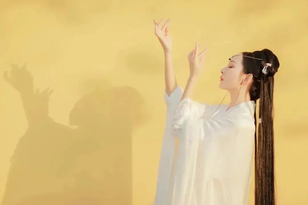 汉服颂 | 依米箬：西江月影随风碎，桂殿秋蝉伴我眠