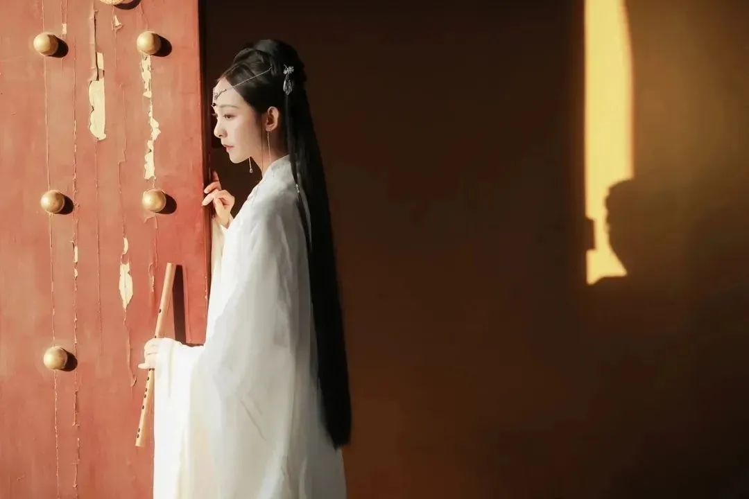 汉服颂 | 依米箬：西江月影随风碎，桂殿秋蝉伴我眠