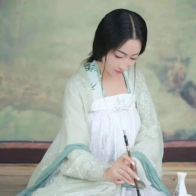 汉服颂 | 依米箬：西江月影随风碎，桂殿秋蝉伴我眠