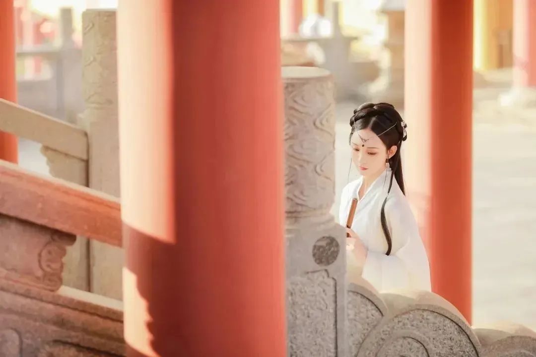 汉服颂 | 依米箬：西江月影随风碎，桂殿秋蝉伴我眠