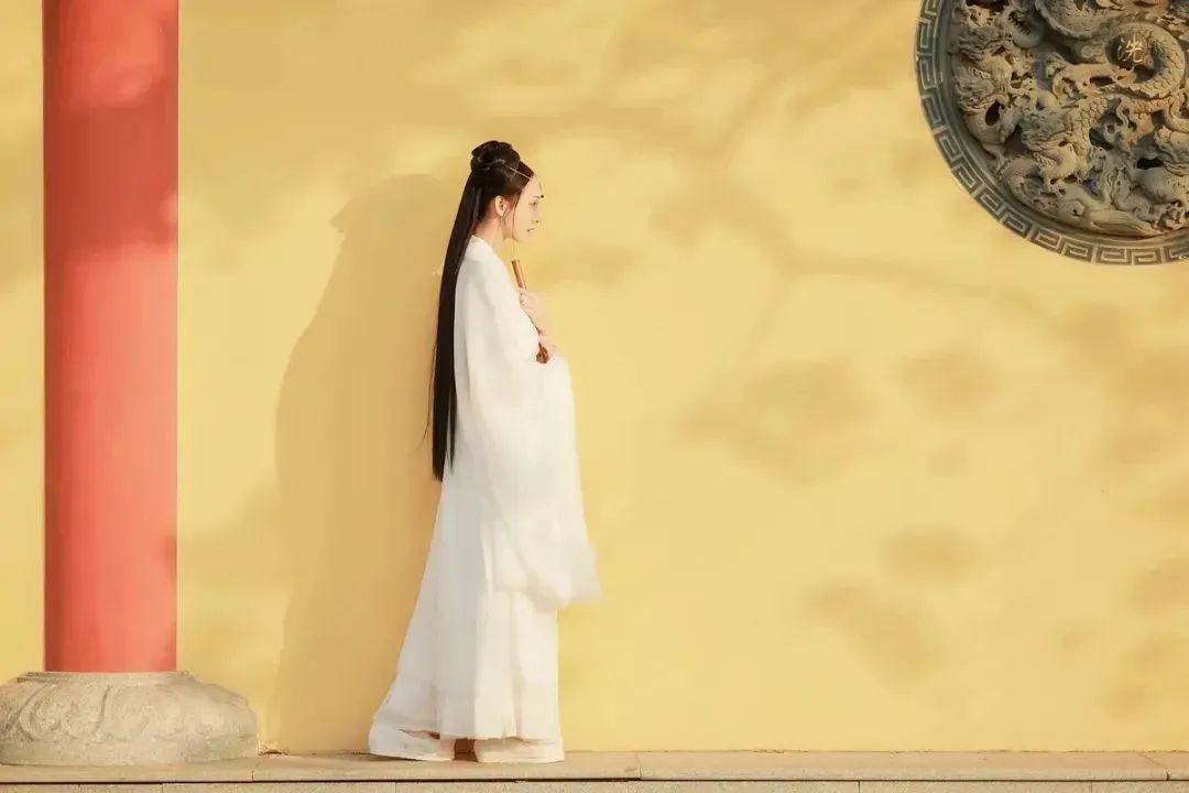 汉服颂 | 依米箬：西江月影随风碎，桂殿秋蝉伴我眠