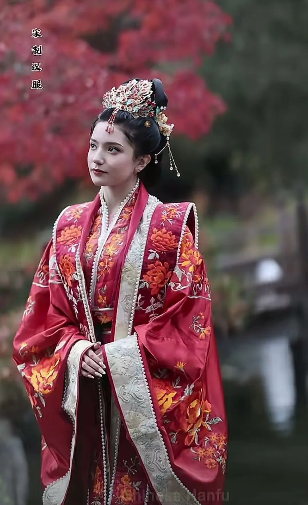 90后川妹子给外国人穿汉服，央视点赞，500万网友围观：这就叫文化自信！