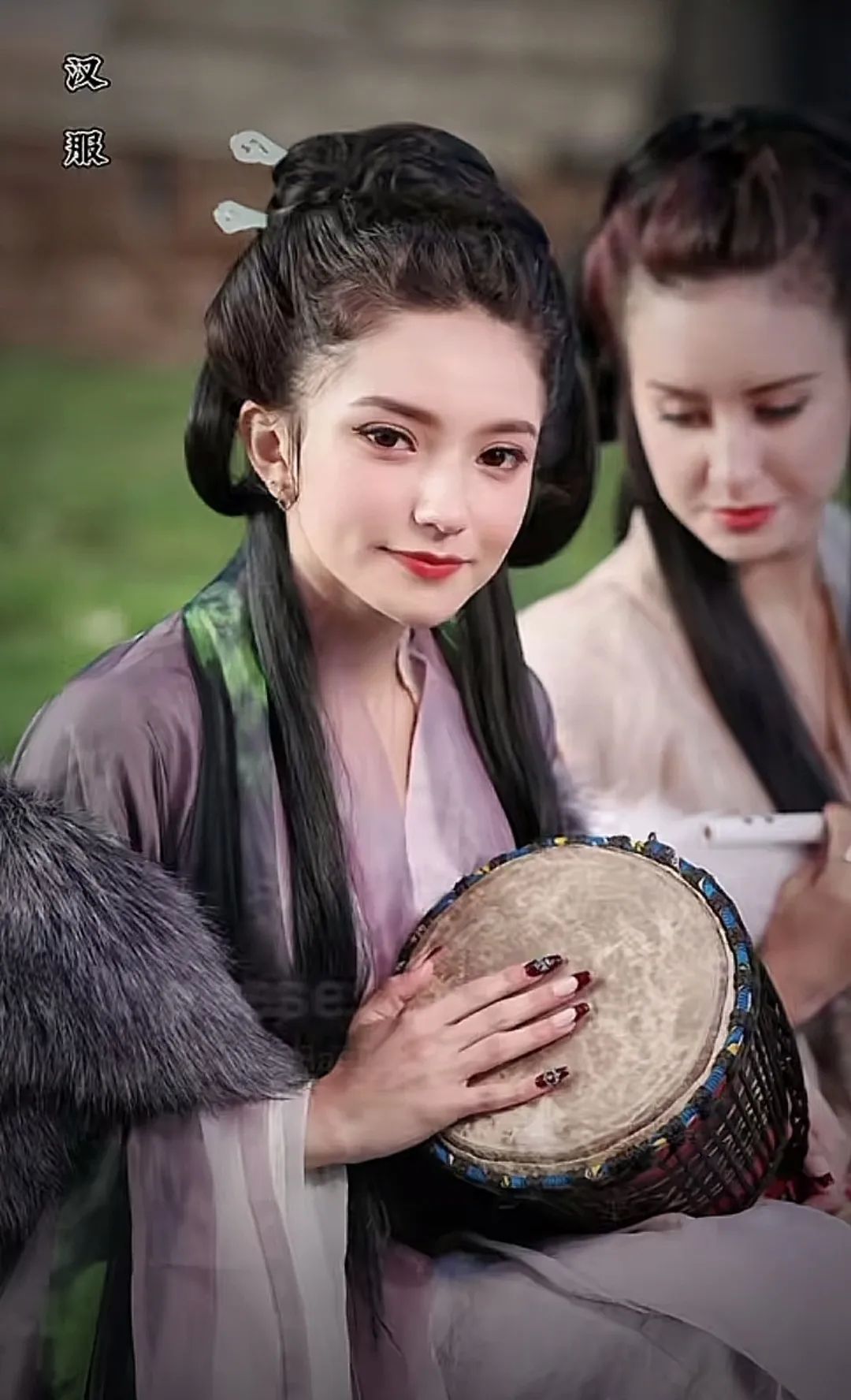 90后川妹子给外国人穿汉服，央视点赞，500万网友围观：这就叫文化自信！