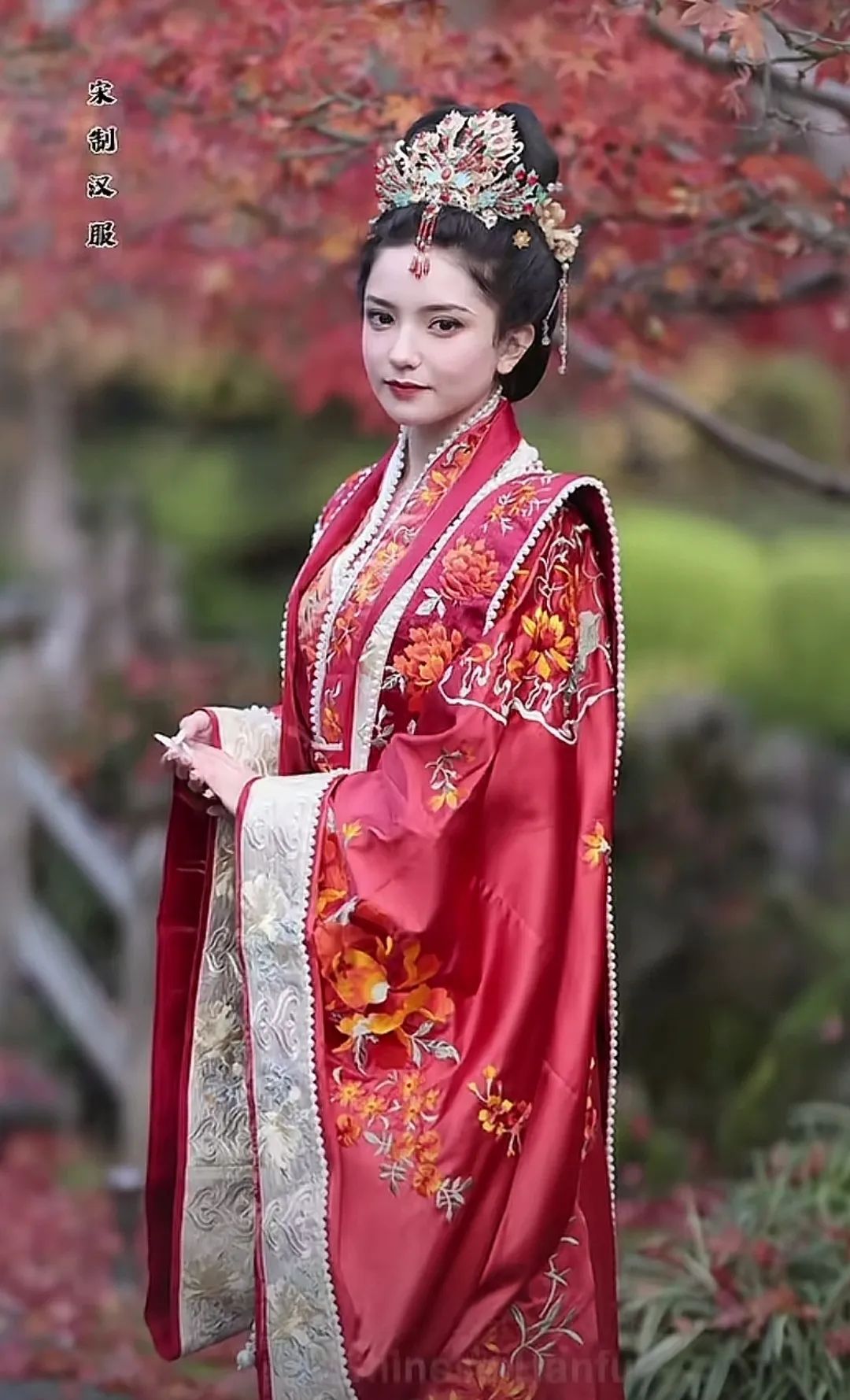 90后川妹子给外国人穿汉服，央视点赞，500万网友围观：这就叫文化自信！