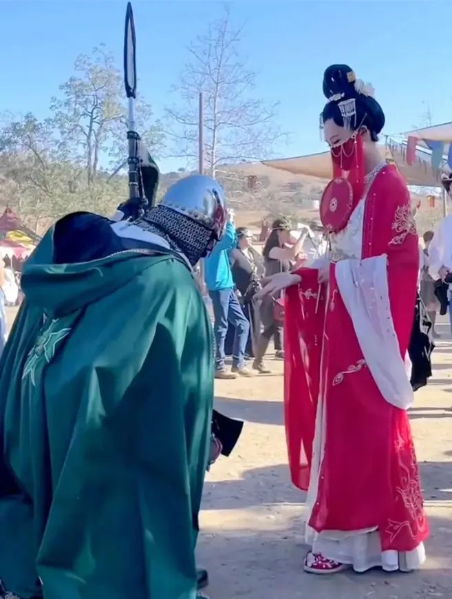 90后川妹子给外国人穿汉服，央视点赞，500万网友围观：这就叫文化自信！