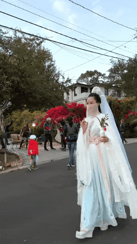 90后川妹子给外国人穿汉服，央视点赞，500万网友围观：这就叫文化自信！