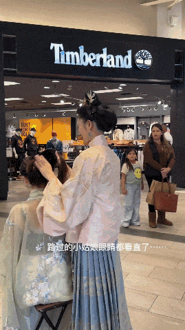 90后川妹子给外国人穿汉服，央视点赞，500万网友围观：这就叫文化自信！