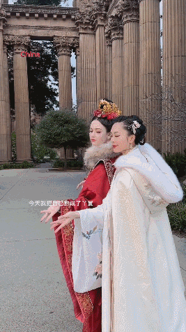 90后川妹子给外国人穿汉服，央视点赞，500万网友围观：这就叫文化自信！