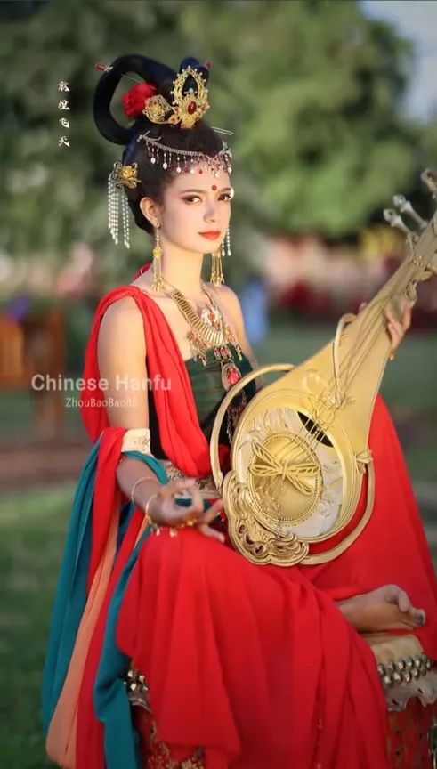 90后川妹子给外国人穿汉服，央视点赞，500万网友围观：这就叫文化自信！