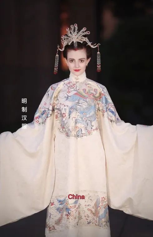 90后川妹子给外国人穿汉服，央视点赞，500万网友围观：这就叫文化自信！