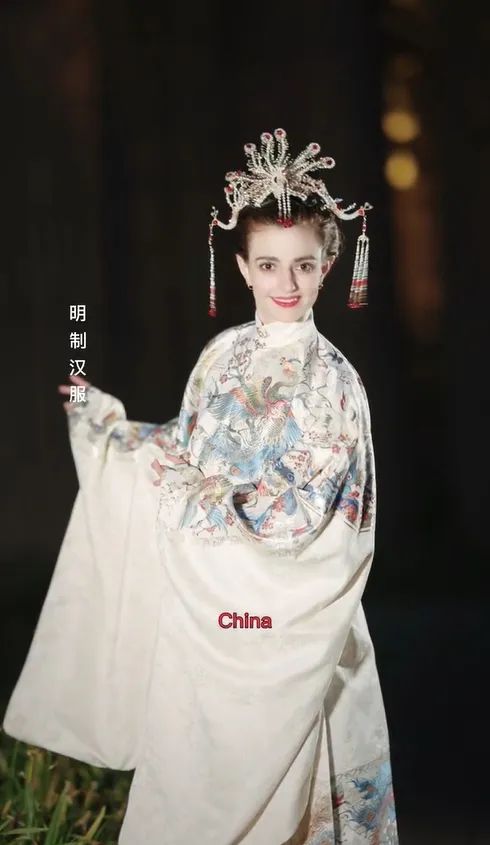 90后川妹子给外国人穿汉服，央视点赞，500万网友围观：这就叫文化自信！