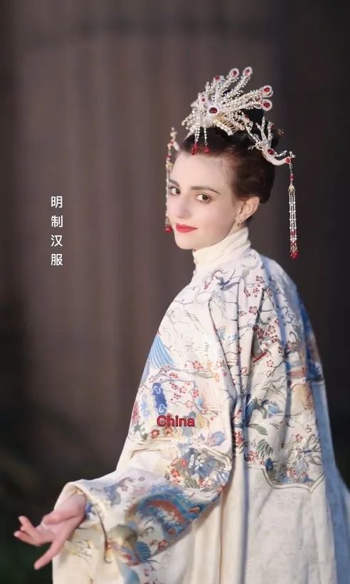 90后川妹子给外国人穿汉服，央视点赞，500万网友围观：这就叫文化自信！
