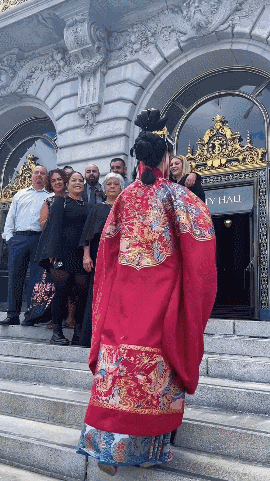90后川妹子给外国人穿汉服，央视点赞，500万网友围观：这就叫文化自信！