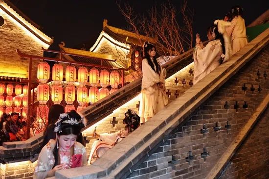 穿着汉服去旅行