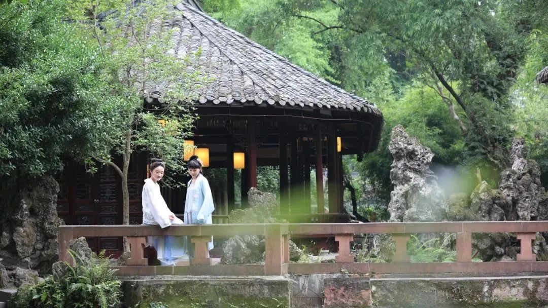 太仙了!原来汉服同袍都爱去这些地方→ 太仙了!原来汉服同袍都爱去这些地方→