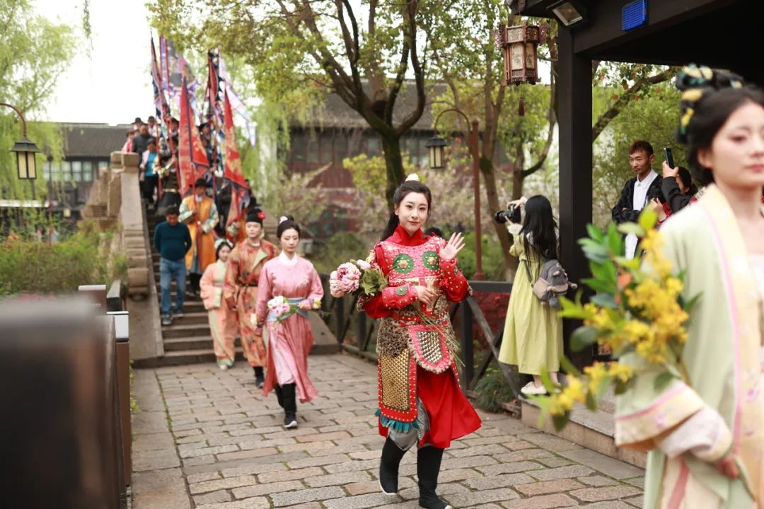 春风有信，花神舞西塘！