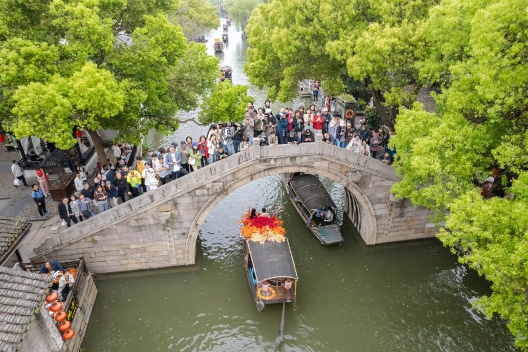 春风有信，花神舞西塘！