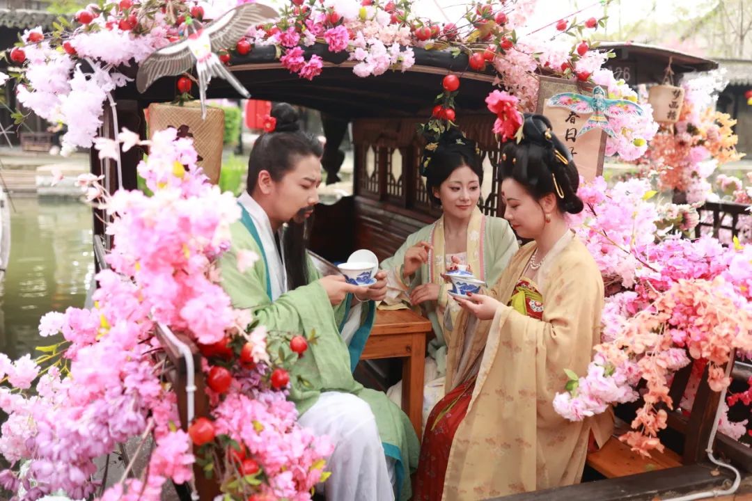 春风有信，花神舞西塘！
