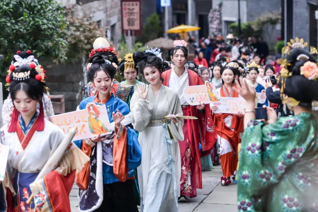 华颂千年· 2024重庆磁器口汉服出行,共赴国风盛事 华颂千年· 2024重庆磁器口汉服出行,共赴国风盛事