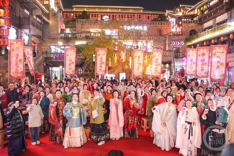 磁器口第三届汉服同袍年会盛大启幕:国风盛宴点亮古镇夜色