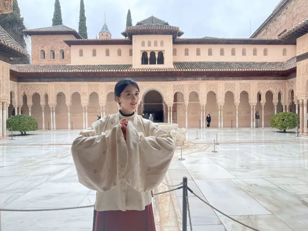 千年史诗：阿尔罕布拉宫的雕刻水景与汉服补服的东方美学