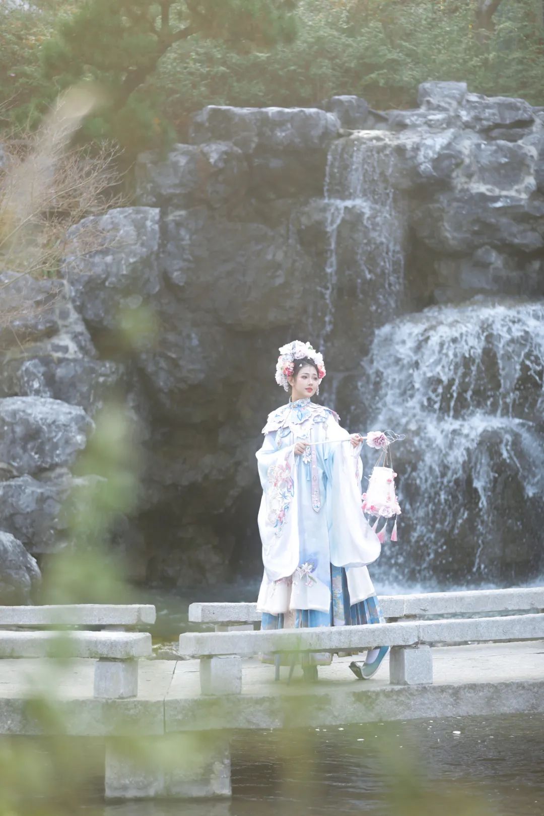 今天穿汉服来金陵小城也太应景了吧~ 今天穿汉服来金陵小城也太应景了吧~