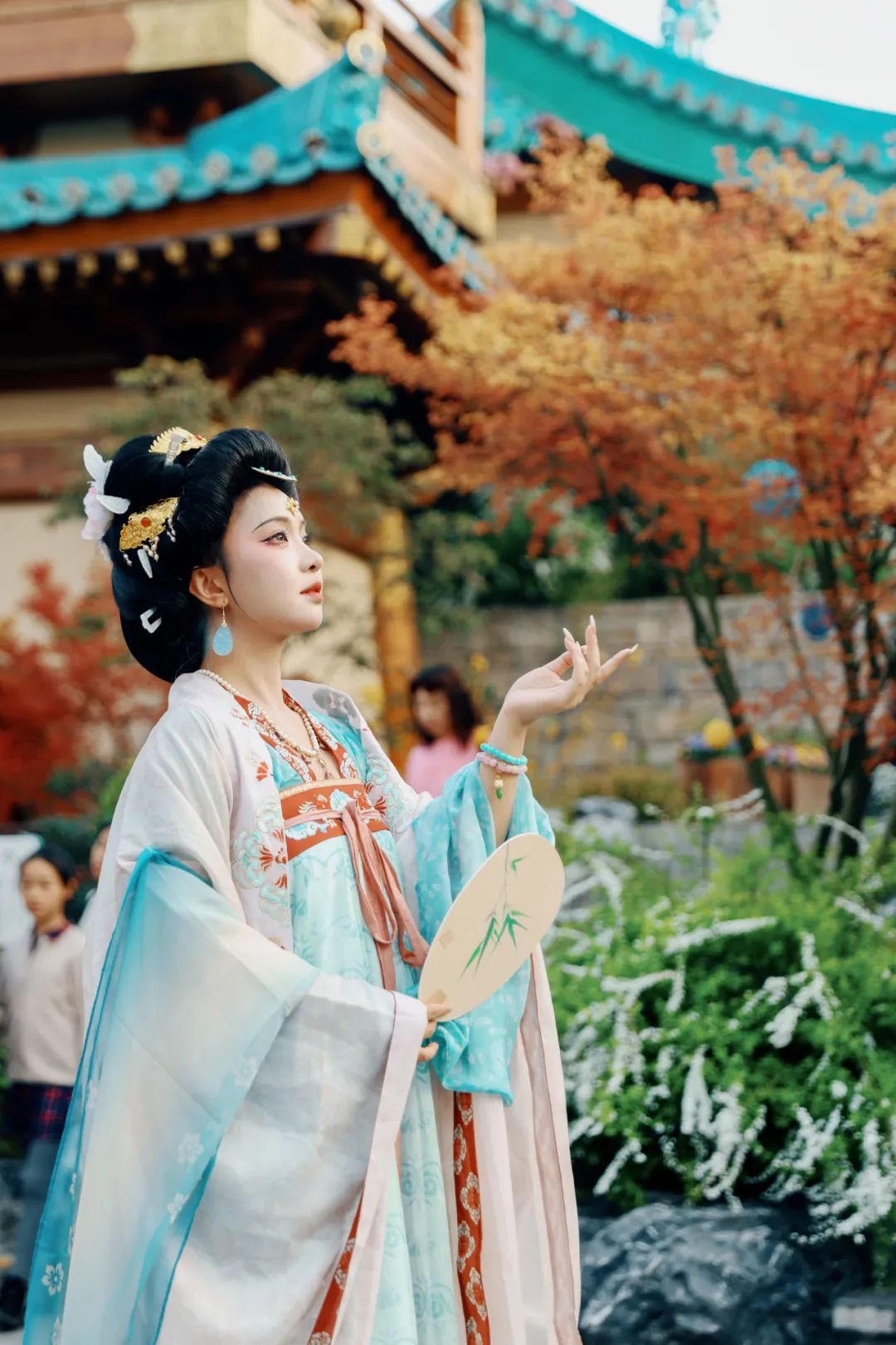 今天穿汉服来金陵小城也太应景了吧~ 今天穿汉服来金陵小城也太应景了吧~