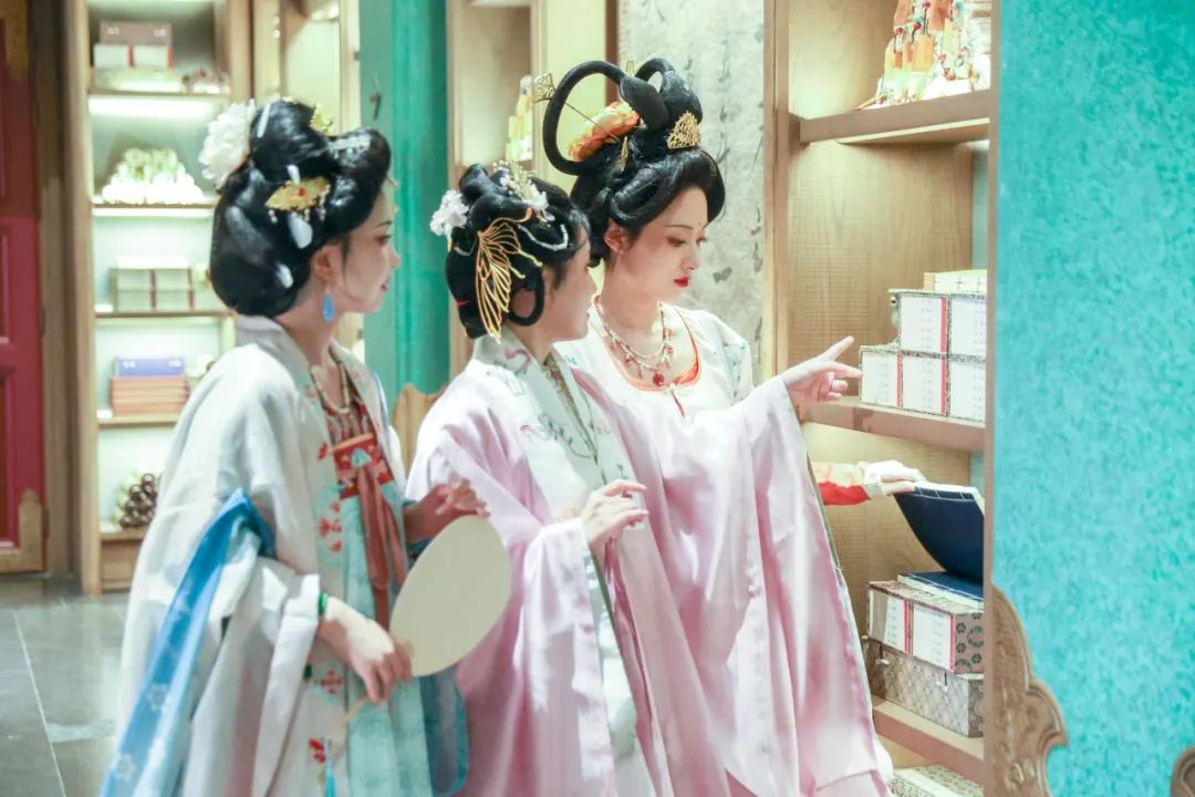今天穿汉服来金陵小城也太应景了吧~ 今天穿汉服来金陵小城也太应景了吧~