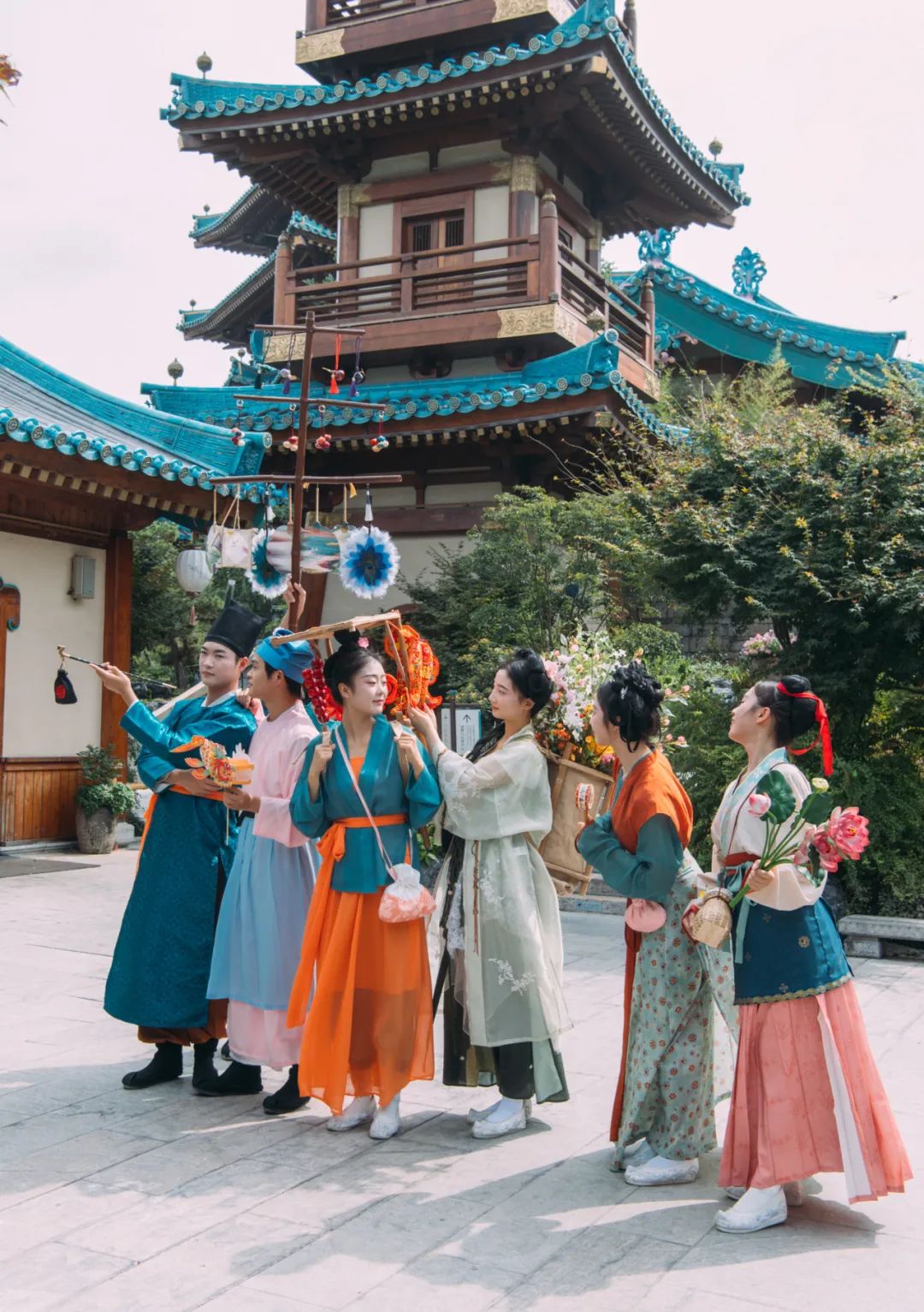 今天穿汉服来金陵小城也太应景了吧~ 今天穿汉服来金陵小城也太应景了吧~