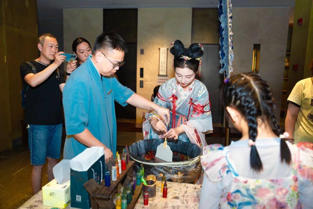 今天穿汉服来金陵小城也太应景了吧~ 今天穿汉服来金陵小城也太应景了吧~