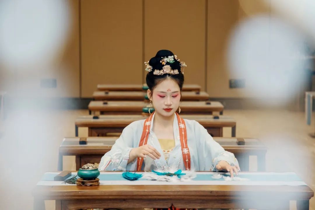 今天穿汉服来金陵小城也太应景了吧~ 今天穿汉服来金陵小城也太应景了吧~