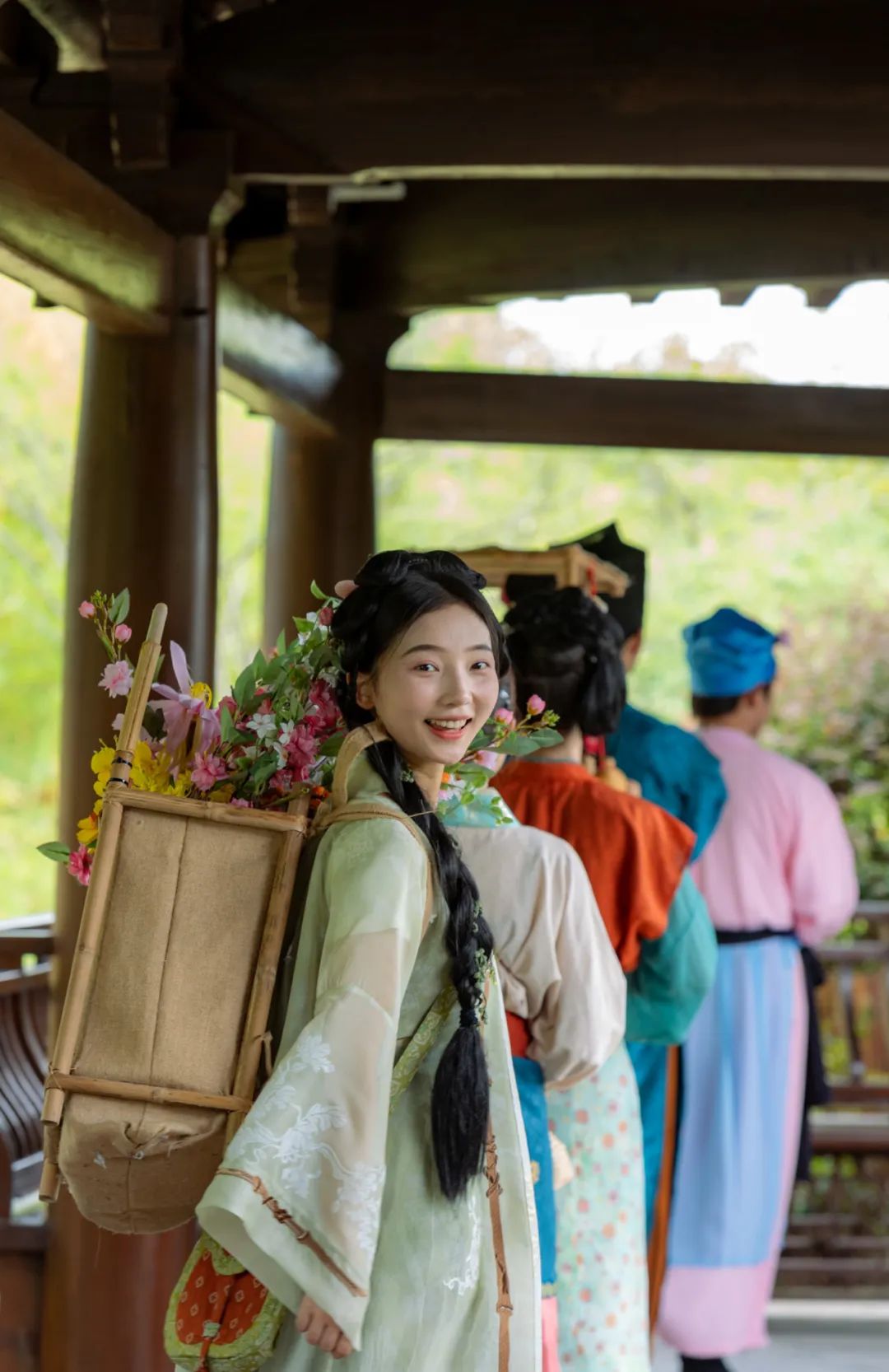 今天穿汉服来金陵小城也太应景了吧~ 今天穿汉服来金陵小城也太应景了吧~