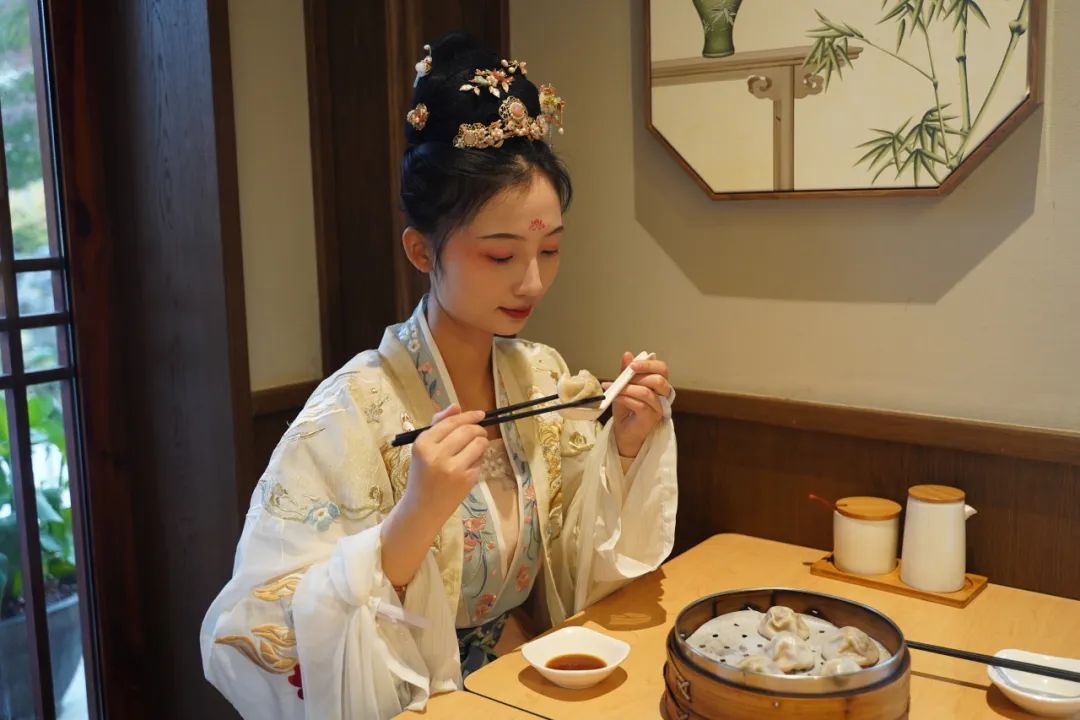 今天穿汉服来金陵小城也太应景了吧~ 今天穿汉服来金陵小城也太应景了吧~